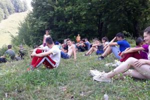Fără acces la telefon şi internet, într-o tabără organizată pentru zeci de copii din Timiş