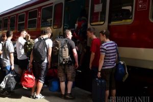 Atenţie la bagaje în tren! Doi hoţi au furat rucsacul unui călător în staţia Vadu Crişului