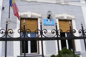 Bărbatul care a vandalizat Postul de poliţie din Tulca a fost plasat sub control judiciar