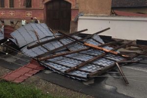 VIDEO FOTO O furtună rapidă a produs panică în Sibiu şi împrejurimi – Copaci şi stâlpi doborâţi. O maşină avariată