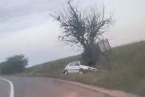 ACCIDENT pe un drum din judeţ. Maşină abandonată în şanţ, fără numerele de înmatriculare