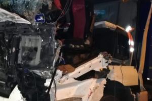 La Drăganu, două tiruri s-au ciocnit, şoferul a rămas în cabină