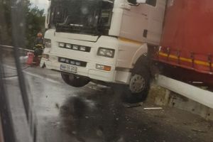 FOTO: Accident rutier cu un tir implicat în această dimineaţă!