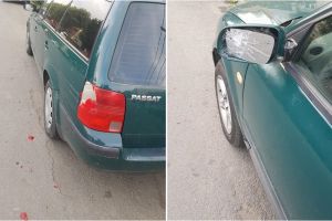 FOTO. Maşină lovită în parcare. Vinovatul a fugit, dar şi-a uitat oglinda la locul accidentului