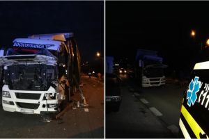 FOTO. Impact violent între două TIR-uri. Un şofer din Satu Mare a rămas încarcerat