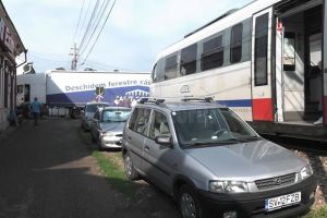 Trenul de Putna, oprit aproape o oră la Rădăuţi de un tir rămas pe calea ferată