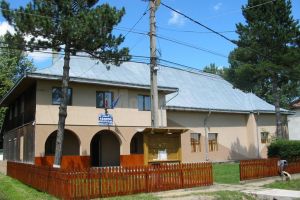 Hoţii au furat, bucată cu bucată, întregul sistem de sonorizare al unui cămin cultural