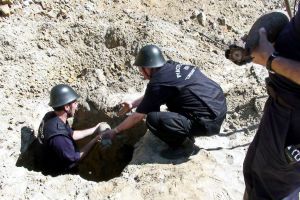 Bombă şi proiectil de război, descoperite pe DN 76, la Hidişelu de Sus