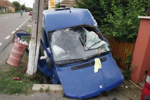 FOTO. Accident în judeţ. Unui şofer i s-a făcut rău şi a spulberat cu autoutilitara mai multe podeţe