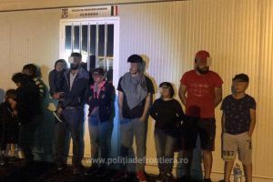 Politia de Frontiera: Zece irakieni au fost depistati sub un tir, incercand sa iasa din tara prin vama Nadlac II