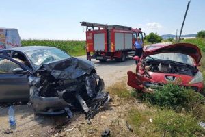 FOTO. ACCIDENT rutier la Vinţu de Jos, zona Drumul Dragostei. Patru persoane rănite, după o coliziune între două autoturisme
