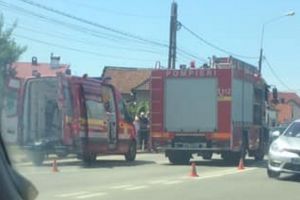 Accident cu trei maşini pe strada Matei Corvin din Oradea: Două persoane au ajuns la spital