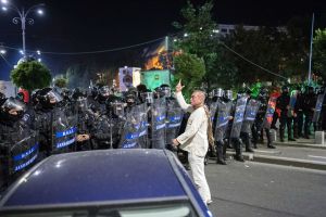 1 an de la protestul din 10 august. „Dirijorul în alb” şi jandarmeriţa bătută, trasee diferite: el a rămas şef al batalionului special, ea a fost mutată la ordine publică