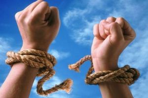Celebru hipnoterapeut dezvăluie: Cum ne eliberăm de dependenţe?