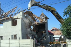  O vilă ridicată ilegal în Oradea a fost demolată cu excavatorul (FOTO)