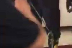 FOTO, VIDEO| Știrea ta: Șarpe descoperit în bucătăria unei case din Sebeş. Musafir nepoftit, scos afară de echipaje de poliţie şi pompieri