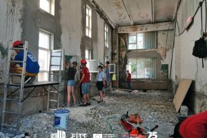 O sută de tineri transformă clădiri din cartierele Timişoarei în centre urbane