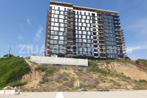 Asociatia Constanta Altfel“ cere demolarea blocului de 12 etaje ridicat  pe strada Zorelelor, chiar in buza plajei Reyna (galerie foto)