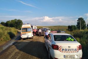 FOTO Accident cu trei răniţi pe un drum din Botoşani. Bebeluş aruncat în airbag