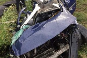 FOTO Accident mortal! Două persoane, printre care un poliţist, au murit după ce o maşină a intrat sub un tir