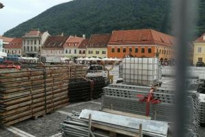 Începe montarea gradenelor şi a scenei pentru Cerbul de Aur. Piaţa Sfatului, blocată până la finalul lunii