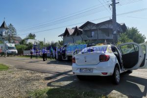 FOTO Accident pe un drum judeţean din Botoşani! Trei persoane aflat într-un taxi au fost rănite