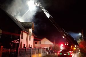 Casă cuprinsă de flăcări după ce a fost lovită de trăsnet, la Șag