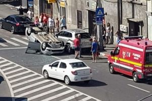 FOTO – Accident grav în giratoriu vizavi de Ibis. O maşină răsturnată şi un bărbat rănit