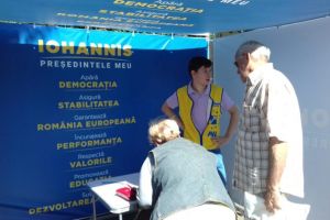 FOTO A început campania de strângere de semnături pentru Iohannis la Sibiu