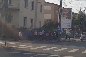 Tânără la spital după ce a fost lovită pe trotuar de o maşină ricoşată în urma unui accident, la Timişoara