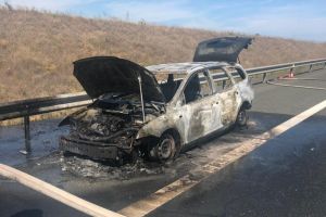 Autoturism in flacari pe Autostrada A2. Circulatia rutiera este afectata