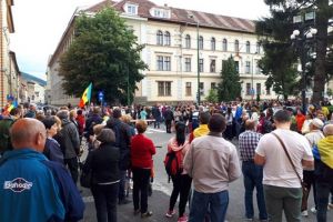 Zeci de persoane protesteză, la Braşov