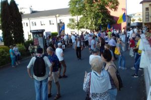 VIDEO FOTO – Sute de persoane protestează în centrul Sibiului. Se strigă împotriva PSD-ului