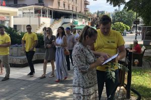 FOTO Liberalii din Botoşani au început strângerea de semnături pentru un nou mandat al lui Klaus Iohannis