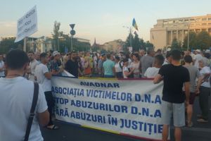 Un grup de protestatari din P. Victoriei: STOP abuzurilor din justitie