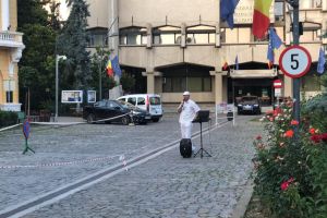FOTO Protest cu un singur participant la Botoşani, la un an de la manifestaţiile de stradă din 10 august