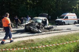 FOTO Accident cumplit! Trei persoane au murit după ciocnirea a două maşini