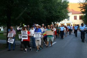 Miting de vară la ceas de seară. De ce nu a avut efect îndemnul ”Dacă vă pasă, nu staţi la terasă!” (FOTO)