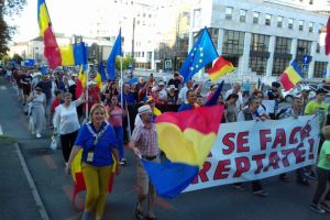 VIDEO FOTO Peste 2.000 de oameni au protestat la Sibiu – Printre ei şi doi membri ai trupei Directia 5