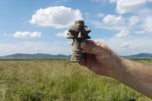 Buzdugan de bronz în perfectă stare de conservare, descoperit lângă Bistriţa (FOTO)