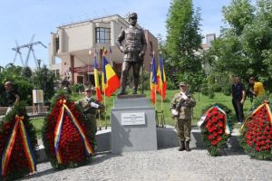 #DoborgeaAcademica: A fost dezvelita statuia generalului Gheorghe Mardarescu la Universitatea Babes-Bolyai. Ce spune ministrul apararii  