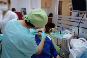 Elevii din Sângeorz-Băi ar putea avea din toamnă cabinet stomatologic şcolar