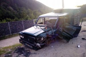 FOTO – Trei răniţi la Gura Râului – O maşină a intrat pe contrasens
