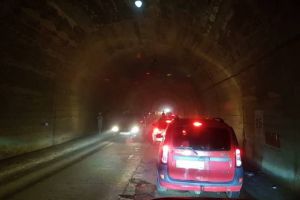 FOTO: Blocaj în vacanţă. Platoul din zona tunelului de pe Transfăgărăşan, luat cu asalt turiştii aflaţi în căutarea răcoarei de la munte