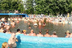 Incendiu la ştrandul din municipiul Satu Mare! O prelată a luat foc