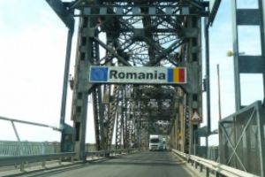 Captură de proporţii a vameşilor: Parfumuri de 2,4 milioane de euro au fost găsite într-un camion cu şerveţele