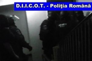 Se dădea drept Mihai Bendeac şi a convins mai multe tinere să întreţină relaţii sexuale cu el: Una i-a oferit şi imagini sexuale cu bebeluşul său de 3 luni