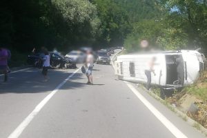 Plan rosu de interventie in cazul unui microbuz de persoane, rasturnat in judetul Valcea