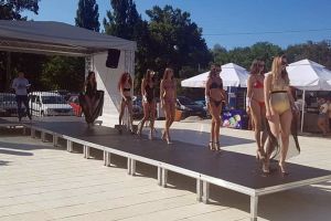 Miss la apă: Ştrandul cu valuri din Băile 1 Mai a găzduit un concurs de frumuseţe (FOTO)
