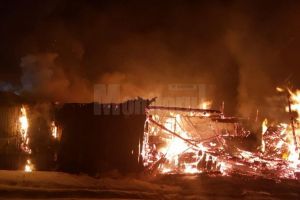 O hală de producţie a mobilei din Straja s-a făcut scrum după un puternic incendiu